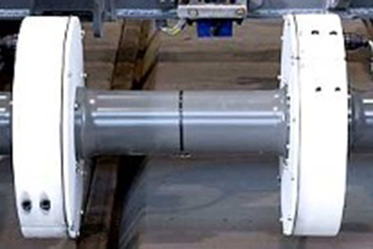 Telemetriemodule verbaut in einem Schutzgehäuse auf der Radachse